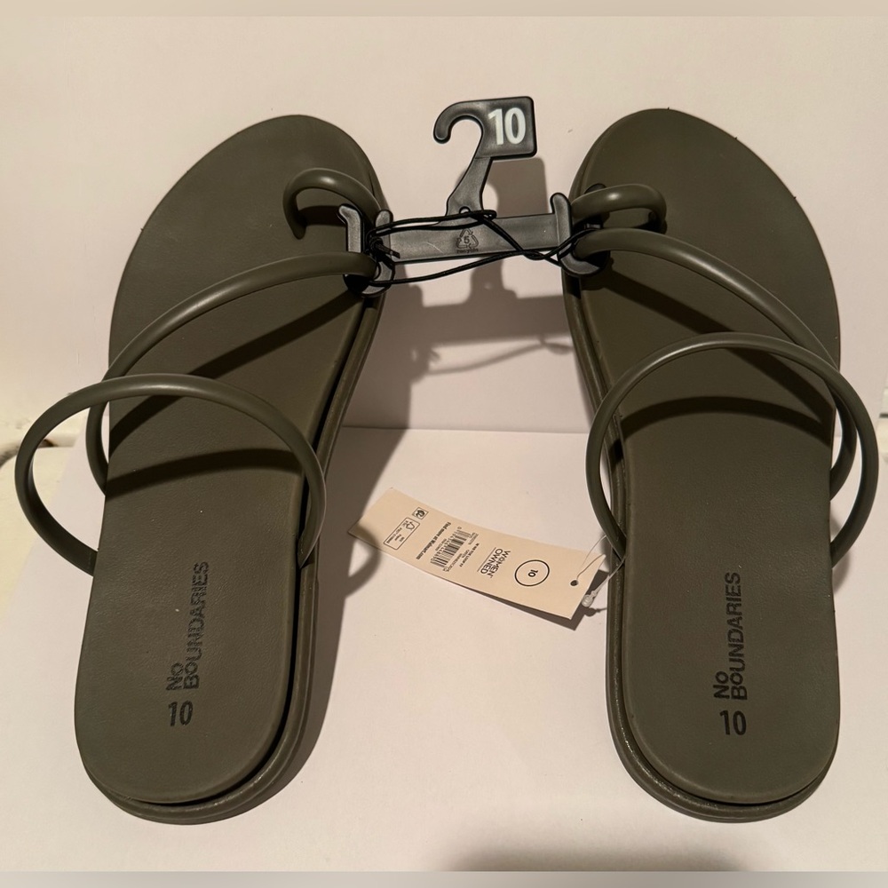 No Boundaries Women's Strappy Toe Loop Sandals